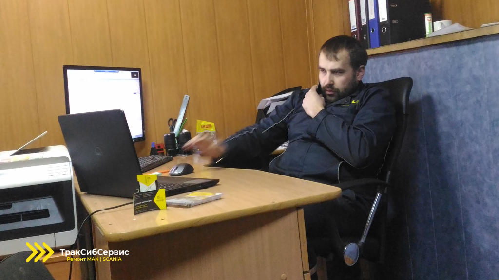 Руководитель компании ТракСибСервис по ремонту грузовиков Скания в Лесосибирске за работой